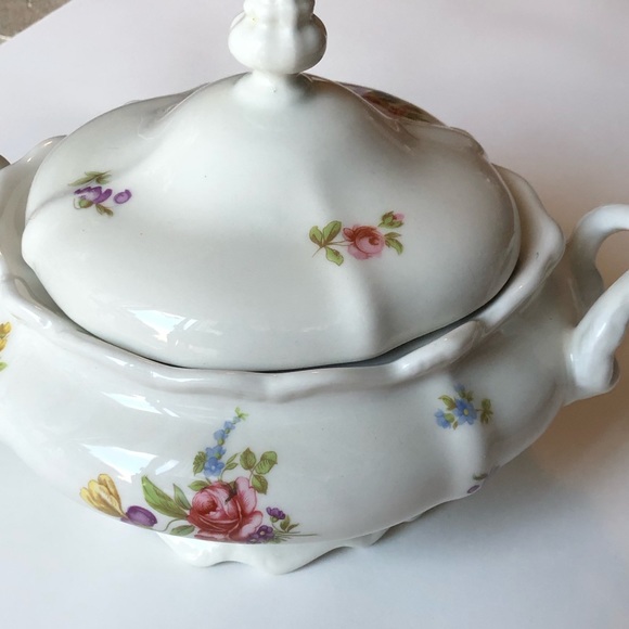 Huguenot Fine China Food Holder with Lid - Picture 2 of 12